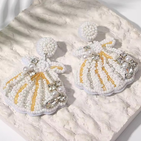 Seashell Pearl Beaded Earrings - Picture 3 of 6